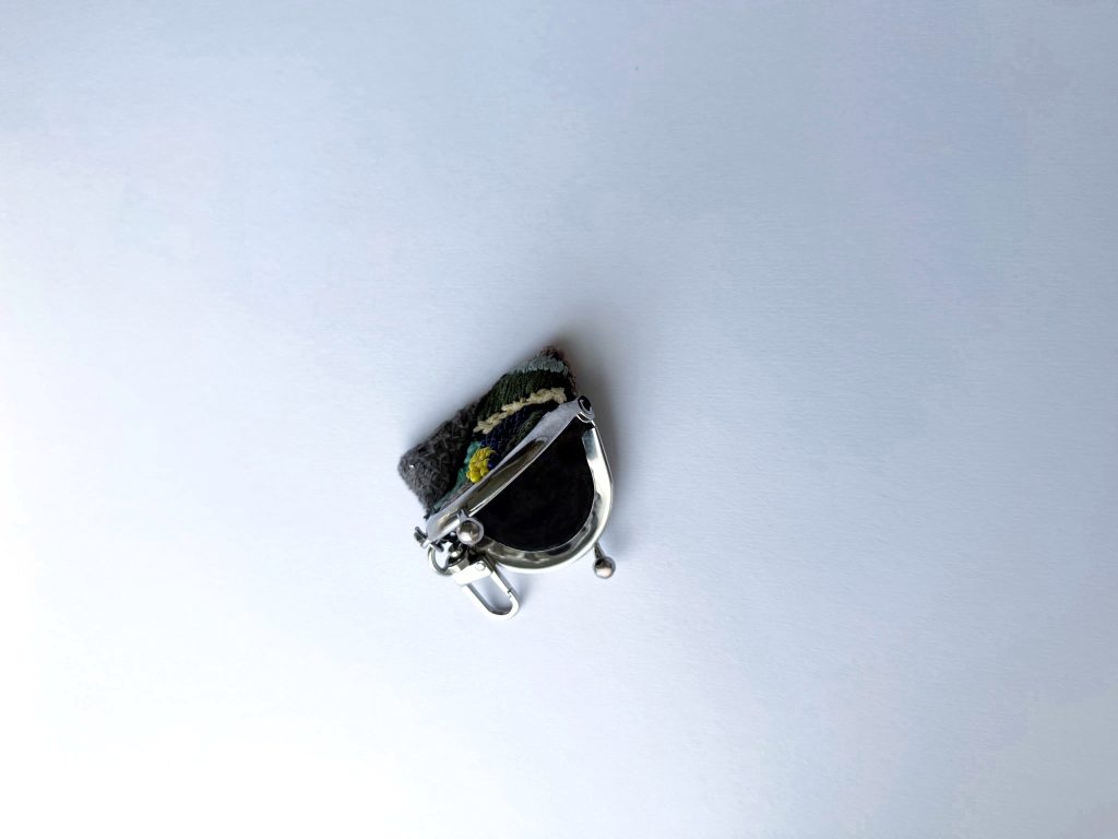 黑彩珠迷你手工刺繡零錢鑰匙口金包