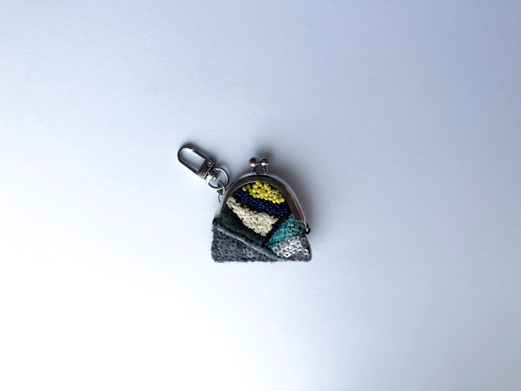 黑彩珠迷你手工刺繡零錢鑰匙口金包