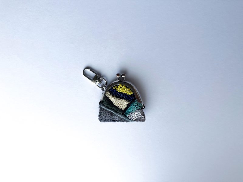 黑彩珠迷你手工刺繡零錢鑰匙口金包