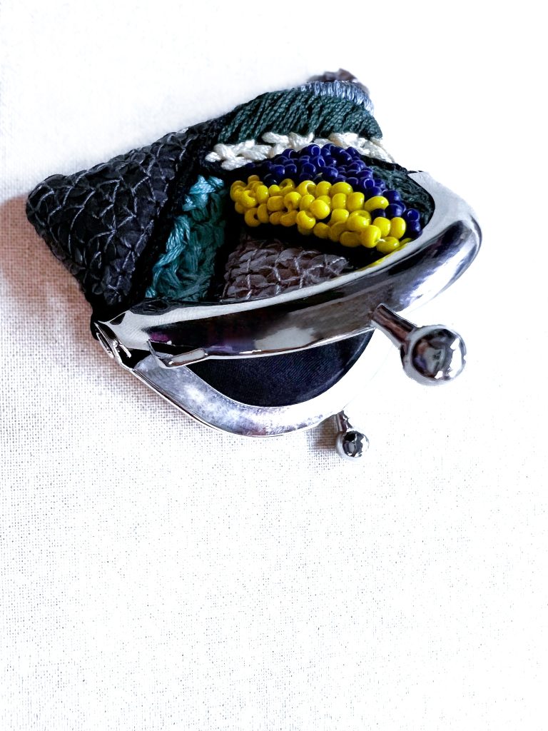 黑彩珠迷你手工刺繡零錢鑰匙口金包