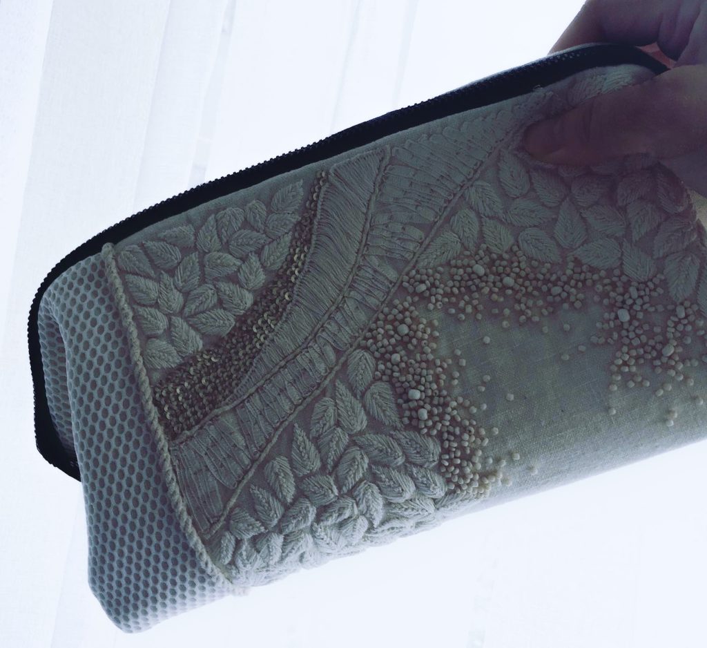 米色稻穗手工刺繡長版口金包