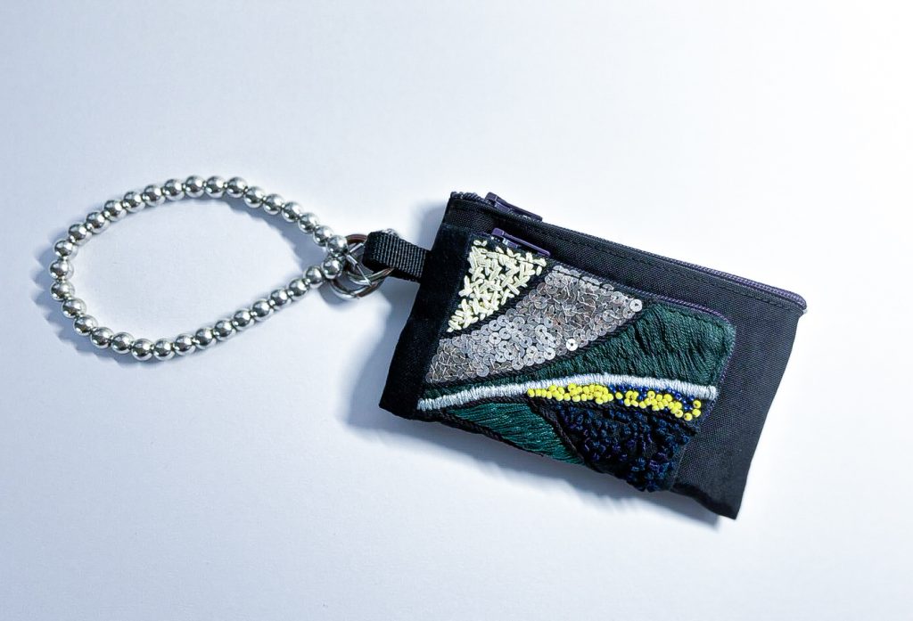 黑色彩珠手工刺繡拉鍊零錢包