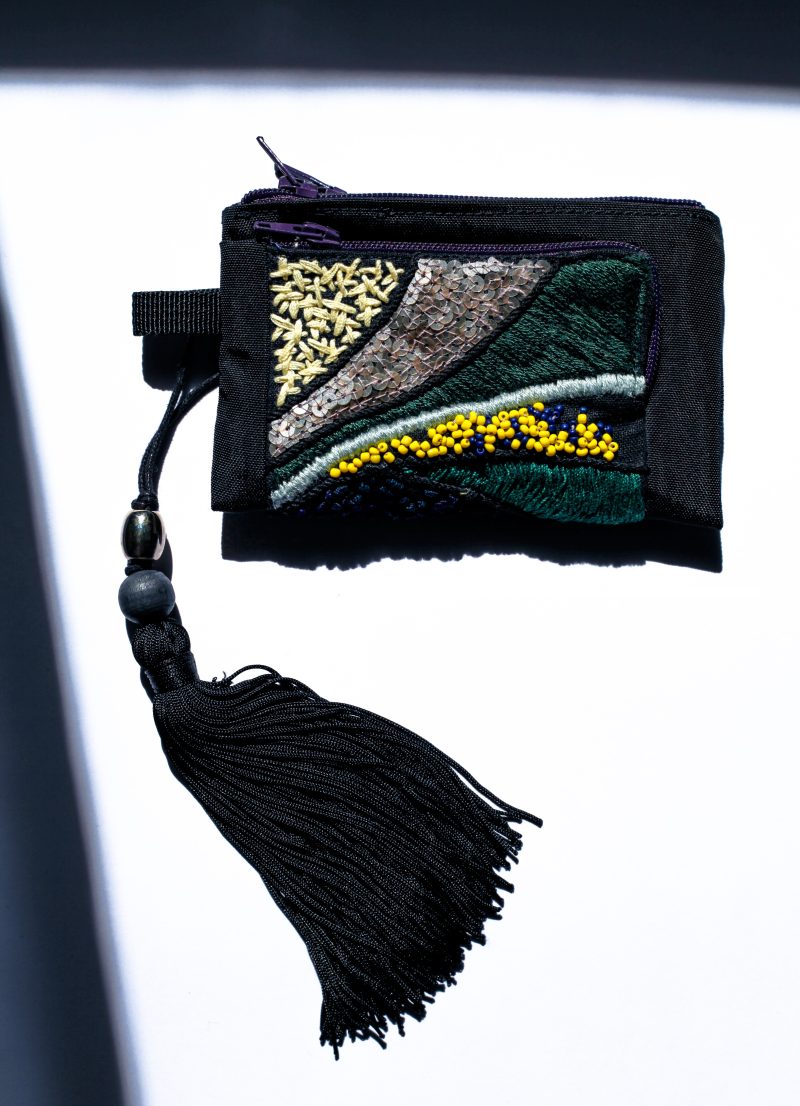 黑色彩珠手工刺繡拉鍊零錢包