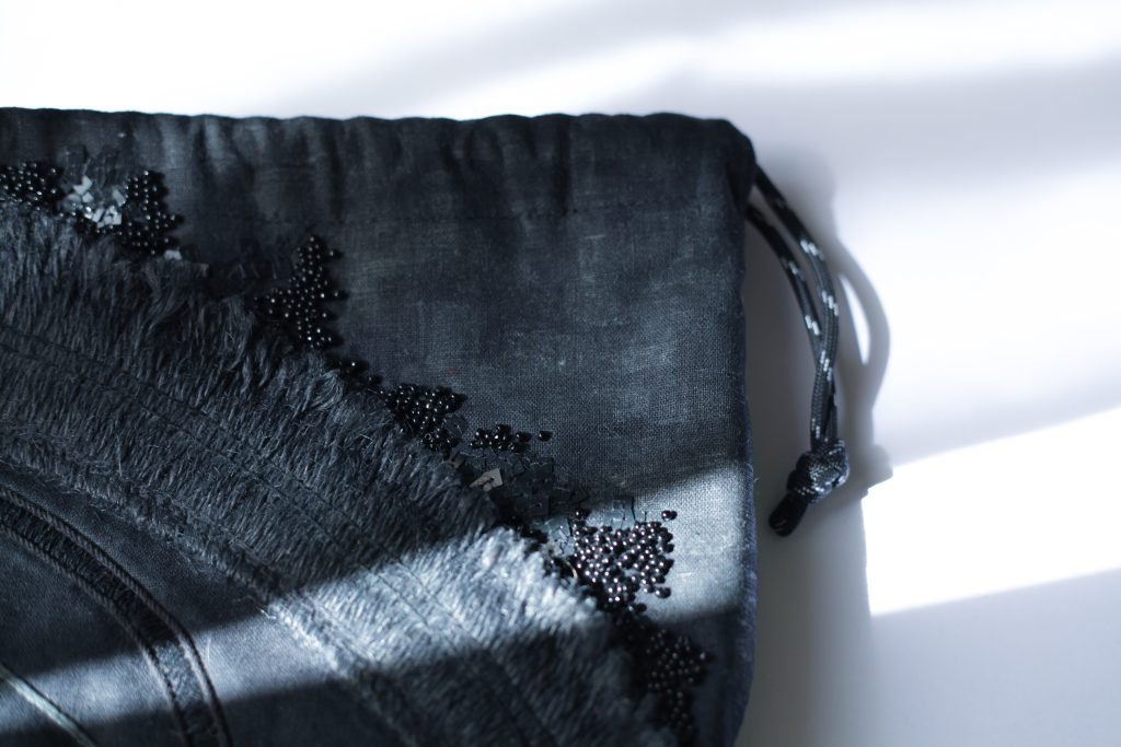 黑色手工刺繡束口袋