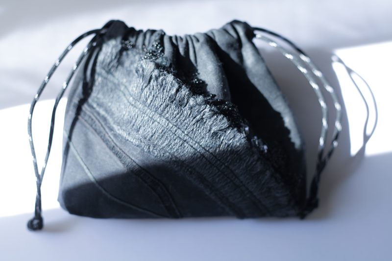 黑色手工刺繡束口袋