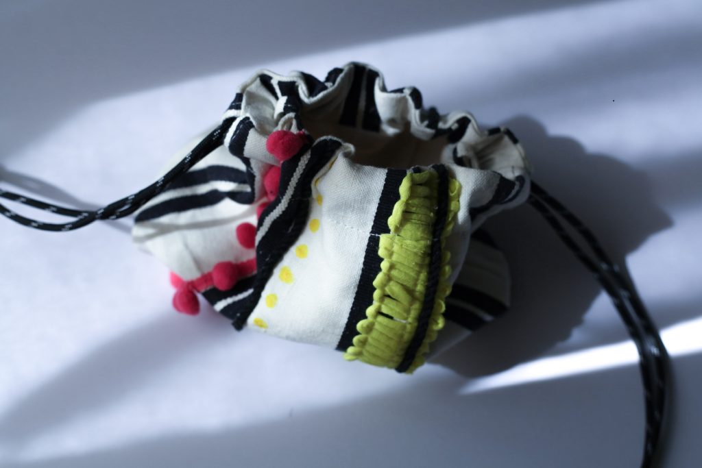 米色條紋手工刺繡束口袋