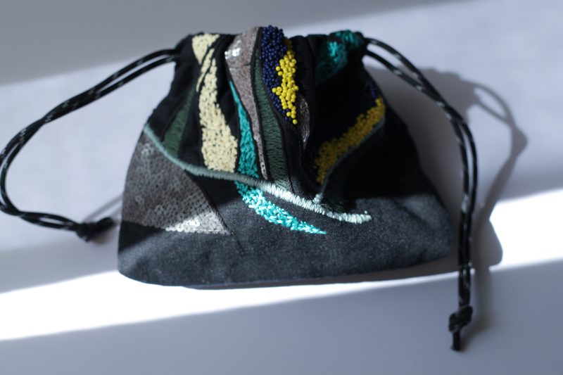 黑色彩珠手工刺繡束口袋