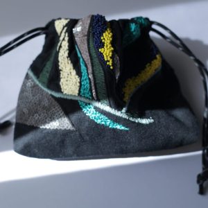 黑色彩珠手工刺繡束口袋：圖片 1