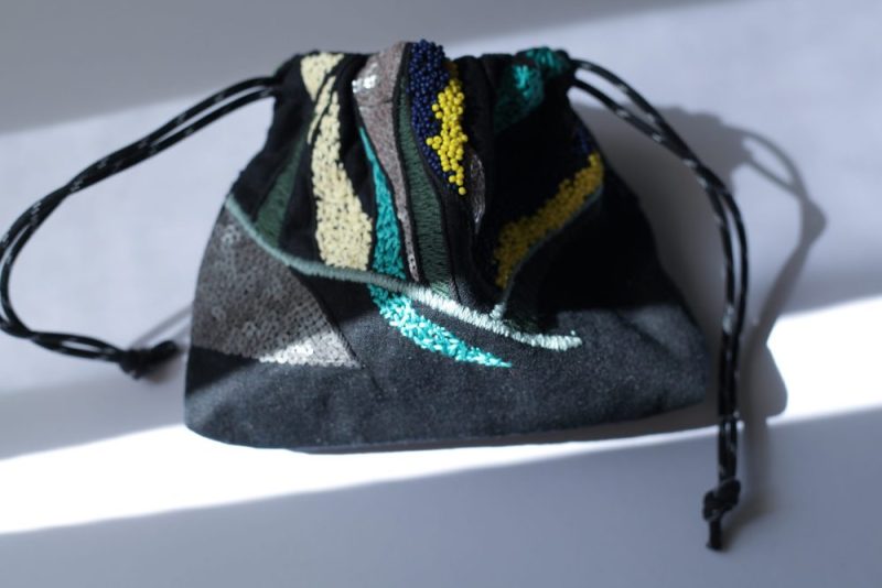 黑色彩珠手工刺繡束口袋