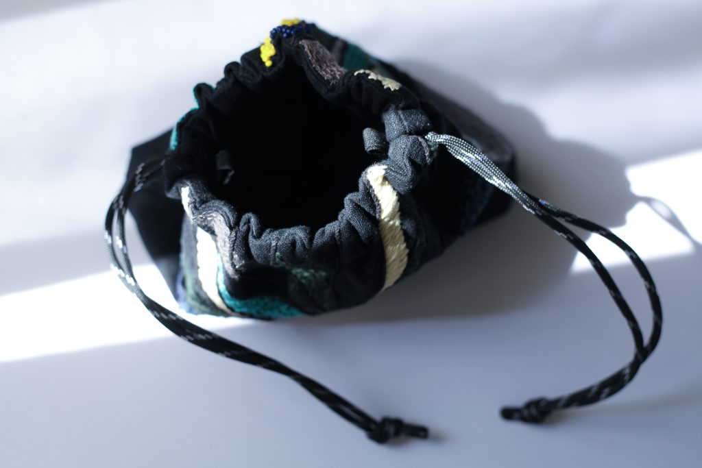黑色彩珠手工刺繡束口袋