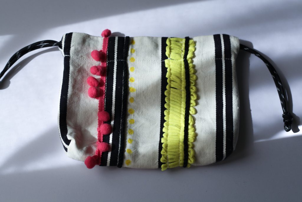 米色條紋手工刺繡束口袋