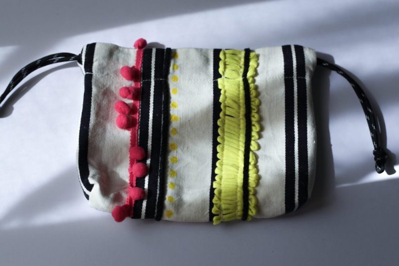 米色條紋手工刺繡束口袋