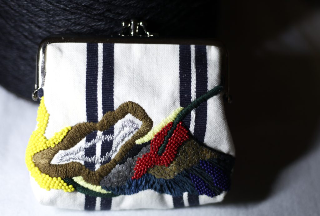 米色條紋手工刺繡口金包