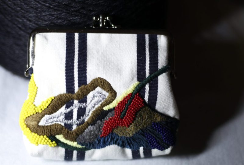 米色條紋手工刺繡口金包