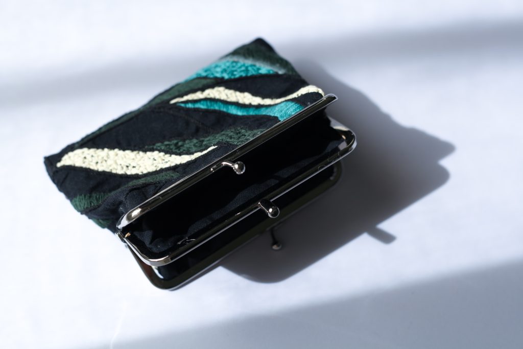 黑色彩珠手工刺繡口金包