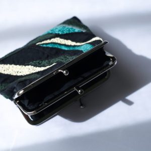 黑色彩珠手工刺繡口金包：圖片 5