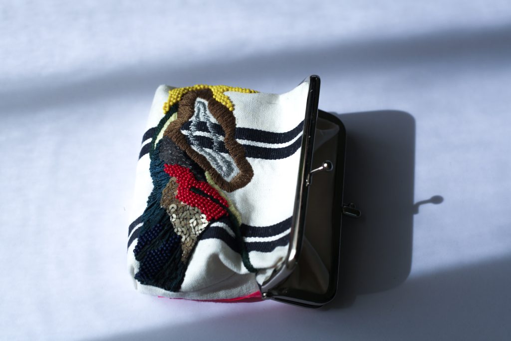 米色條紋手工刺繡口金包