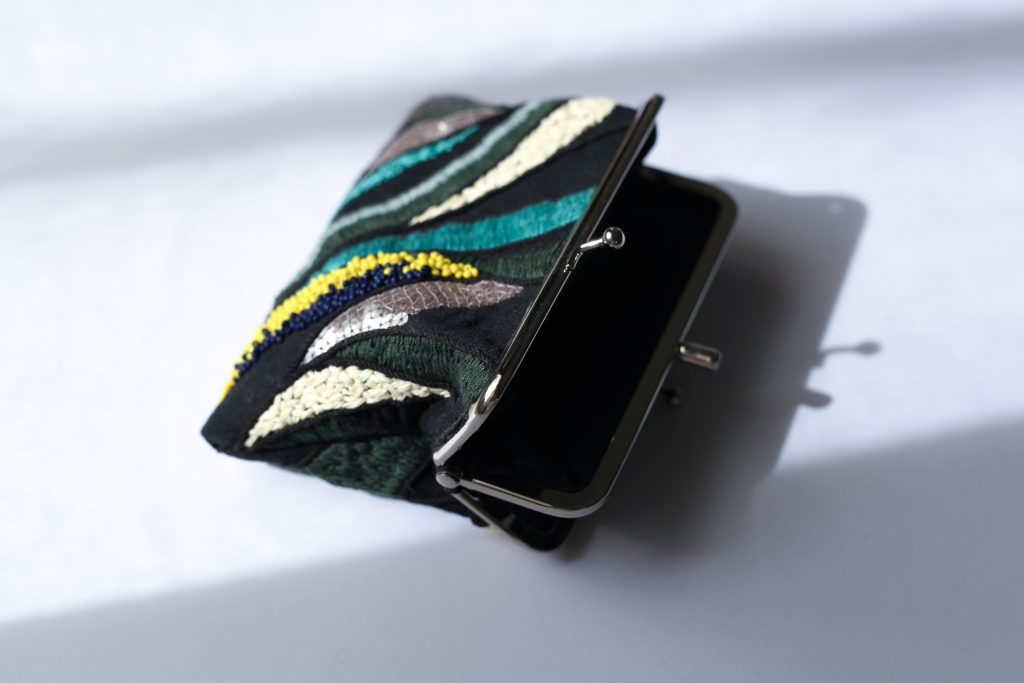 黑色彩珠手工刺繡口金包