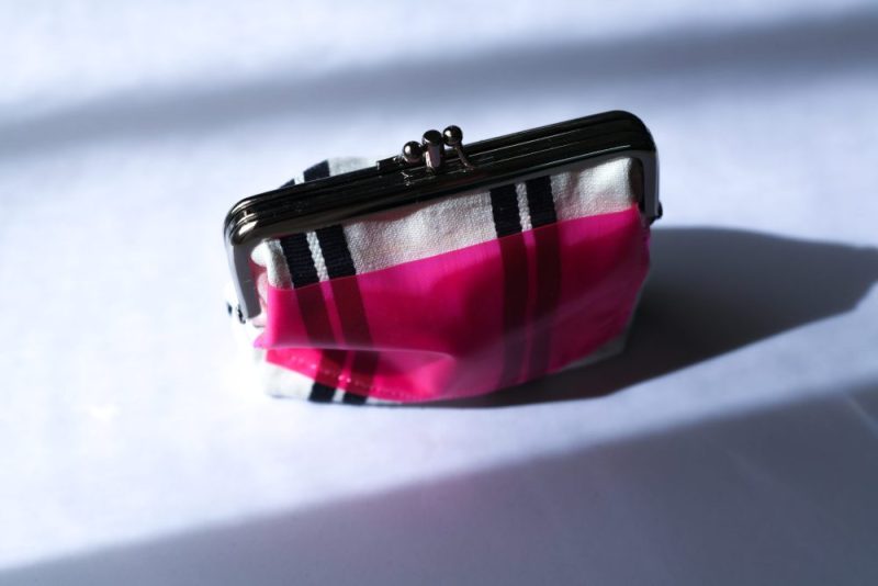 米色條紋手工刺繡口金包