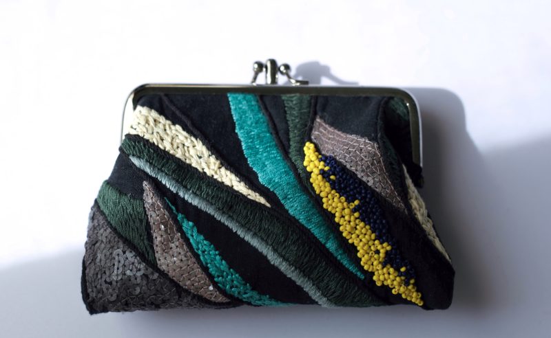 黑色彩珠手工刺繡口金包