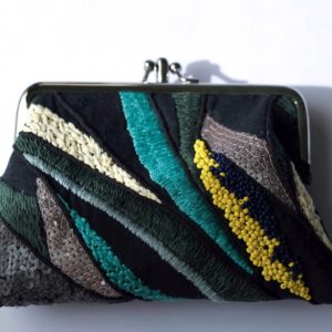 黑色彩珠手工刺繡口金包：圖片 1
