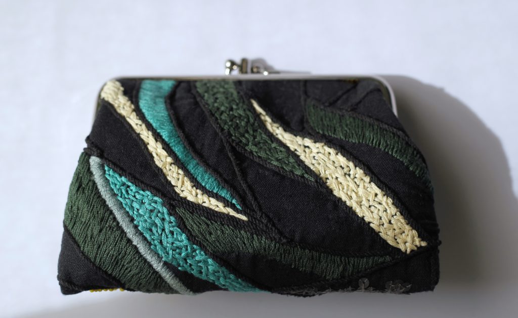 黑色彩珠手工刺繡口金包