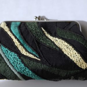 黑色彩珠手工刺繡口金包：圖片 2
