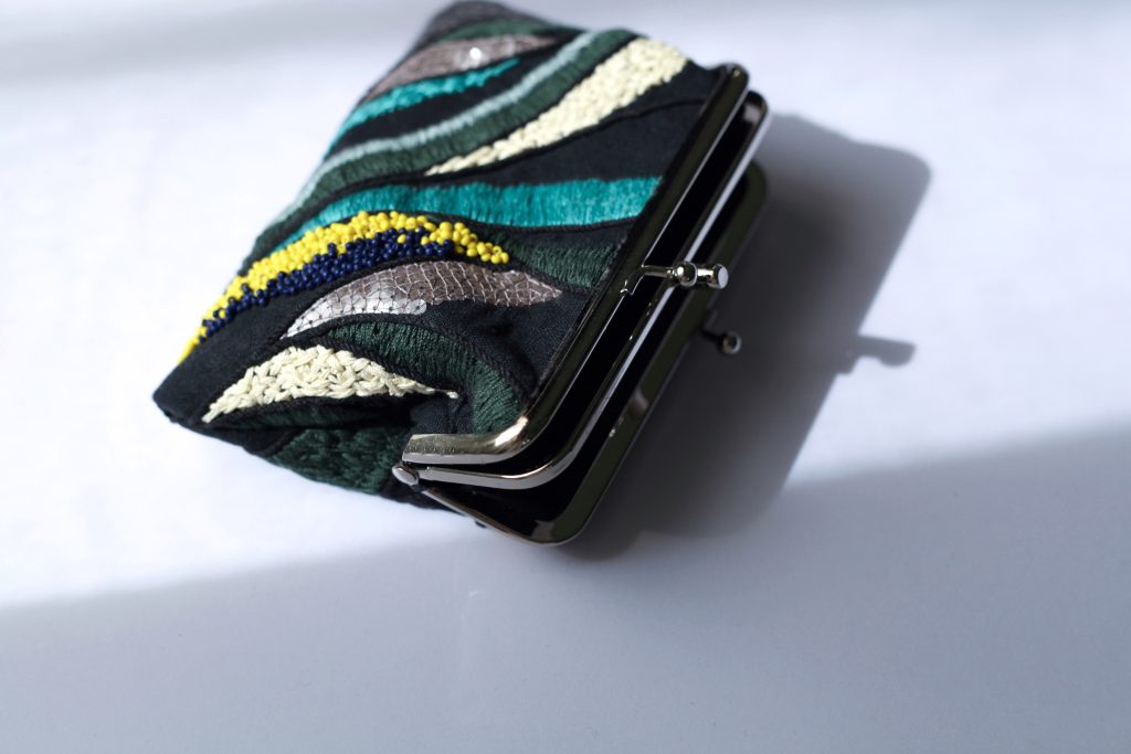 黑色彩珠手工刺繡口金包