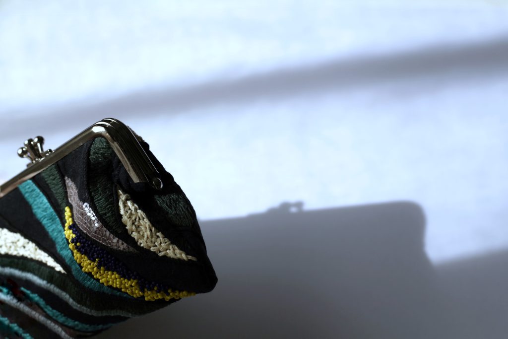 黑色彩珠手工刺繡口金包