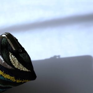 黑色彩珠手工刺繡口金包：圖片 3