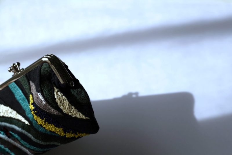 黑色彩珠手工刺繡口金包