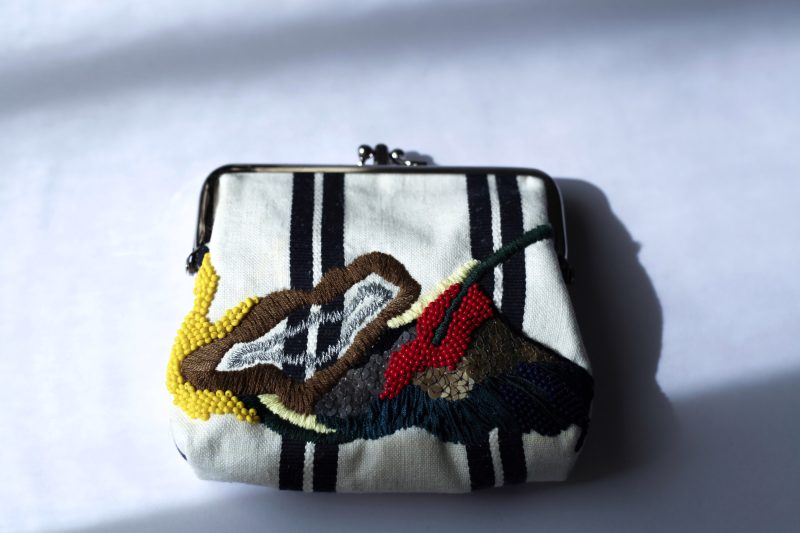 米色條紋手工刺繡口金包