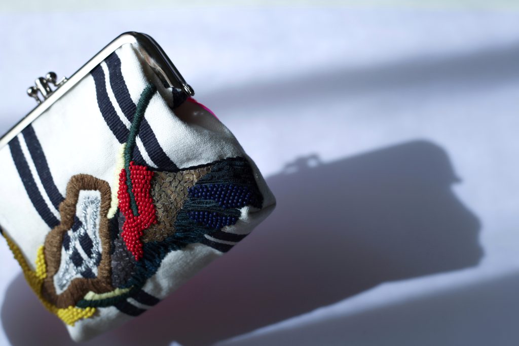 米色條紋手工刺繡口金包