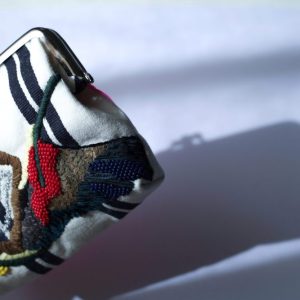 米色條紋手工刺繡口金包：圖片 2