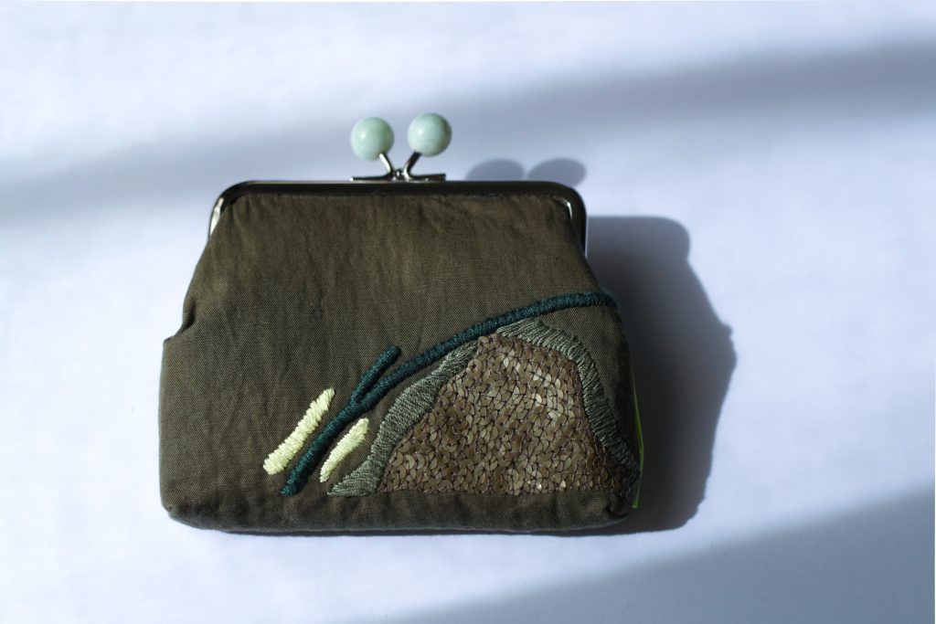 橄欖綠手工刺繡口金包
