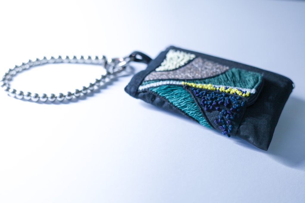 黑色彩珠手工刺繡拉鍊零錢包