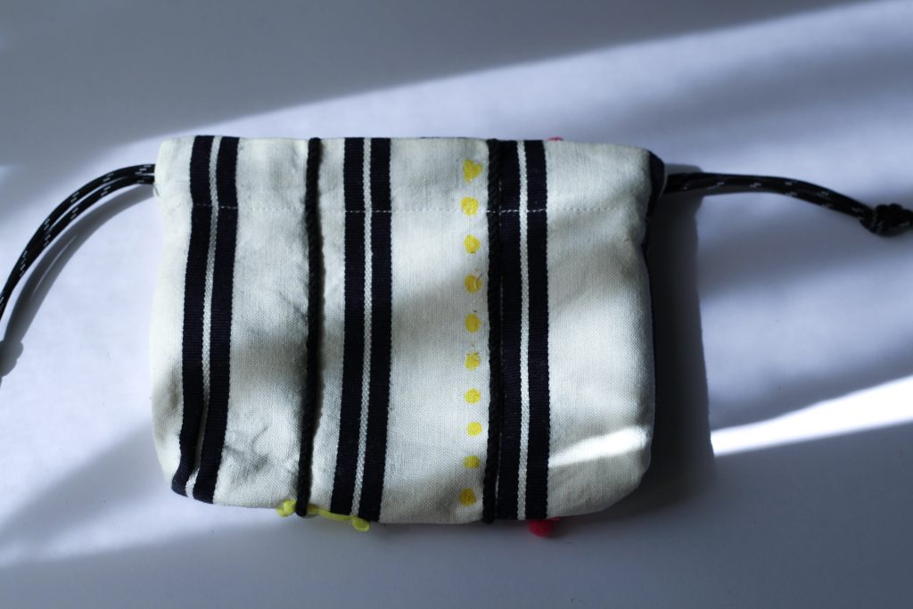 米色條紋手工刺繡束口袋