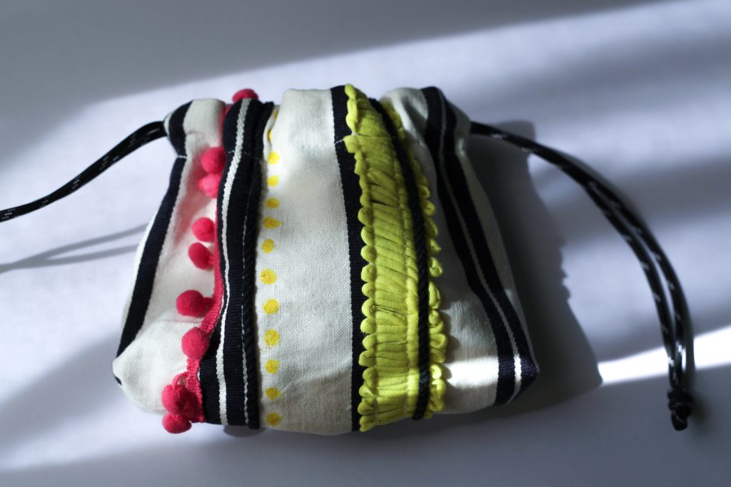 米色條紋手工刺繡束口袋