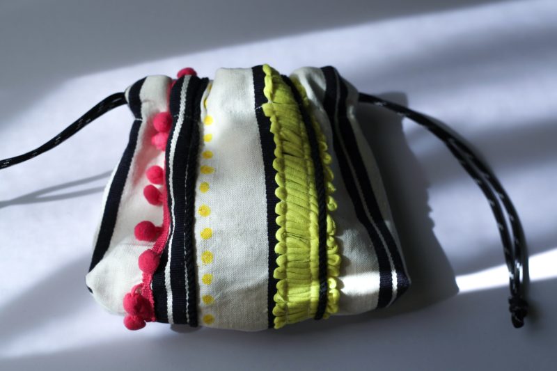 米色條紋手工刺繡束口袋