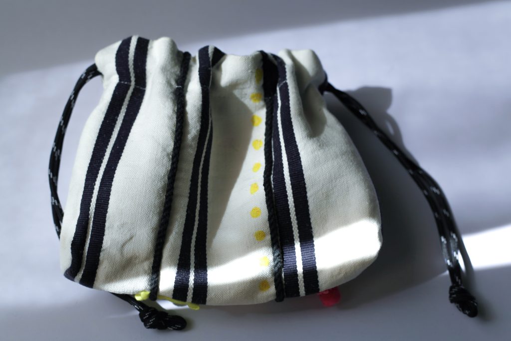 米色條紋手工刺繡束口袋