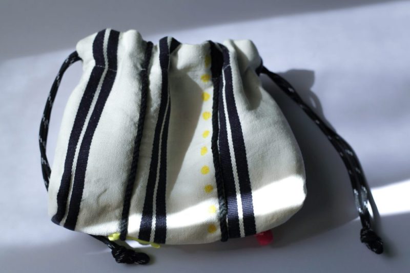 米色條紋手工刺繡束口袋