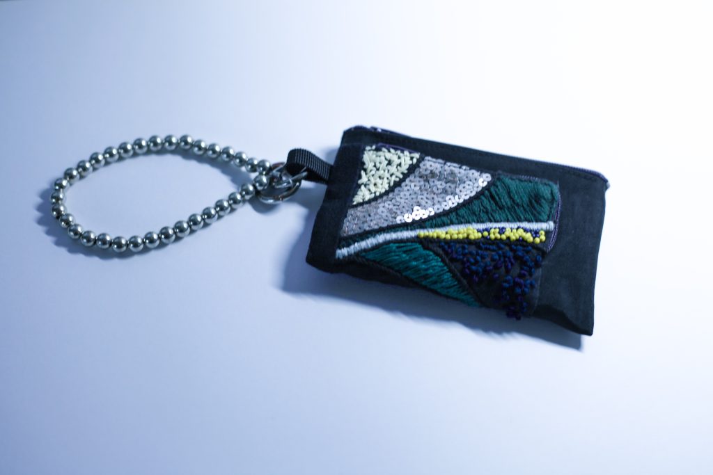 黑色彩珠手工刺繡拉鍊零錢包
