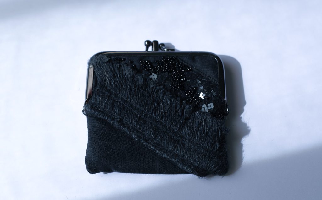 黑色手工刺繡口金包