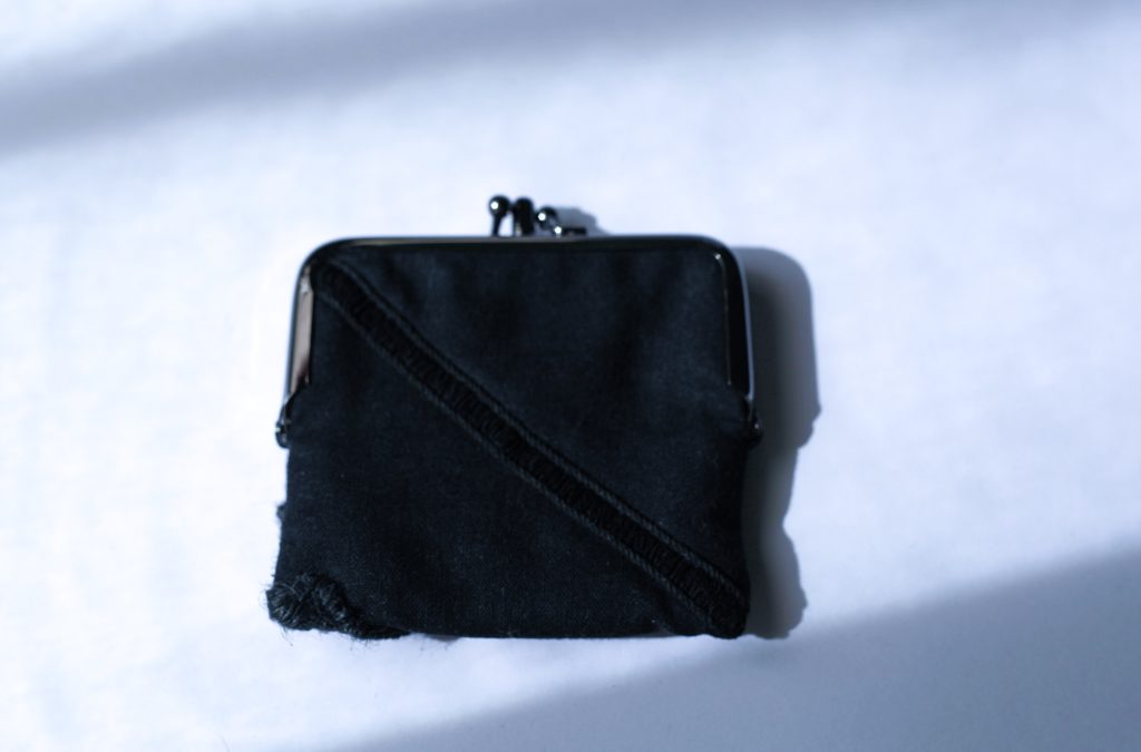 黑色手工刺繡口金包