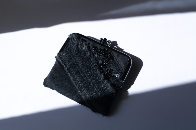 黑色手工刺繡口金包