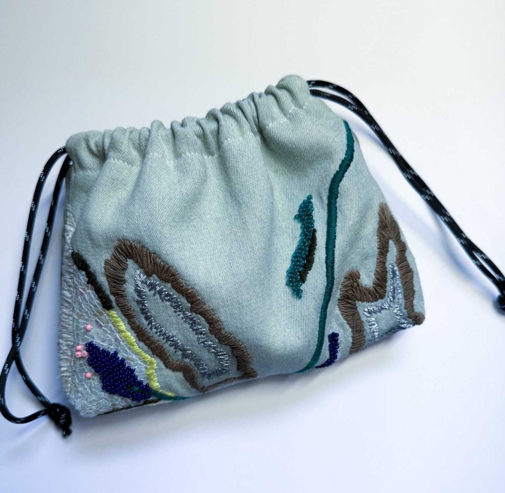 淺色牛仔手工刺繡束口袋