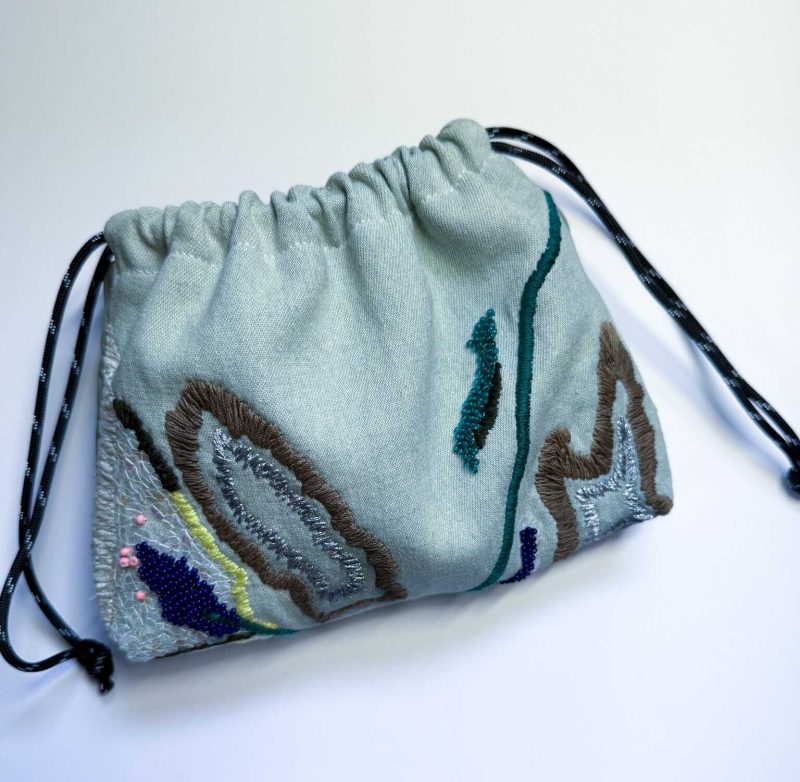 淺色牛仔手工刺繡束口袋