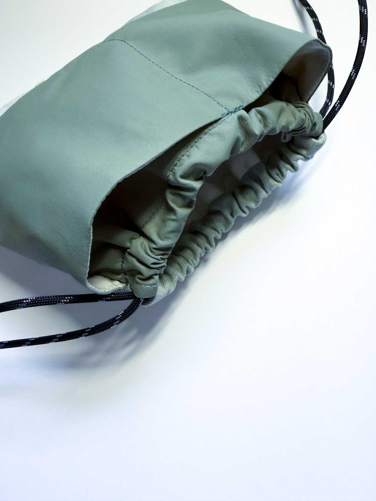 淺色牛仔手工刺繡束口袋