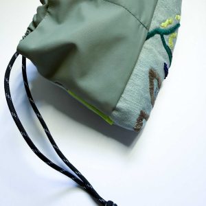淺色牛仔手工刺繡束口袋：圖片 3