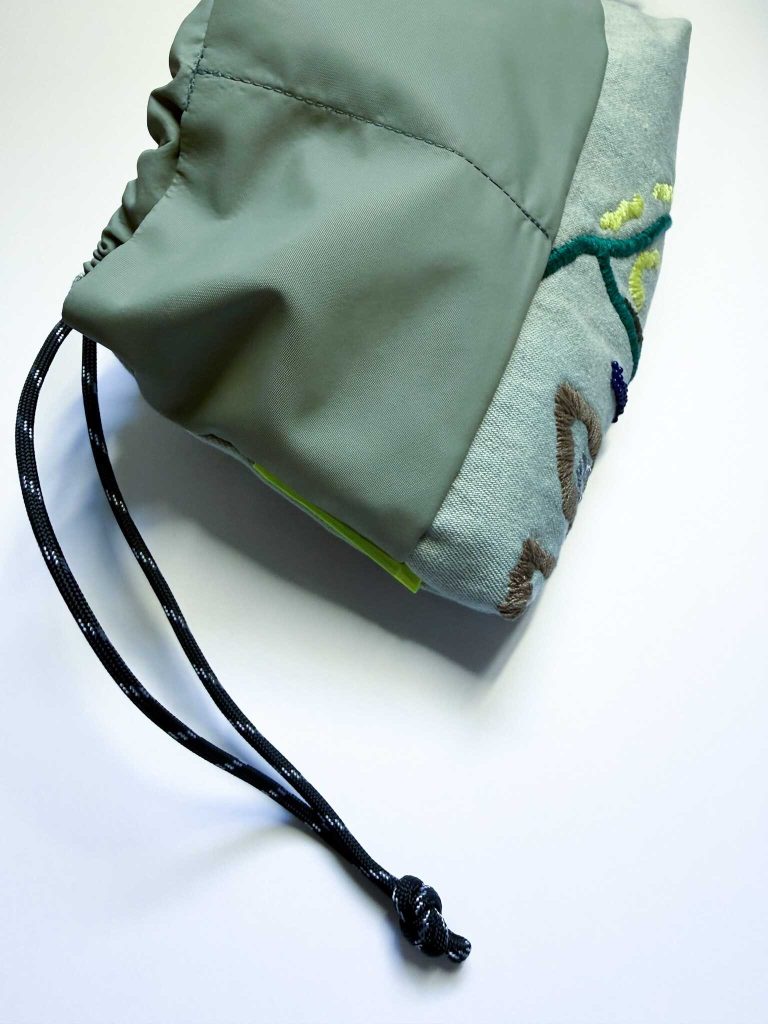 淺色牛仔手工刺繡束口袋